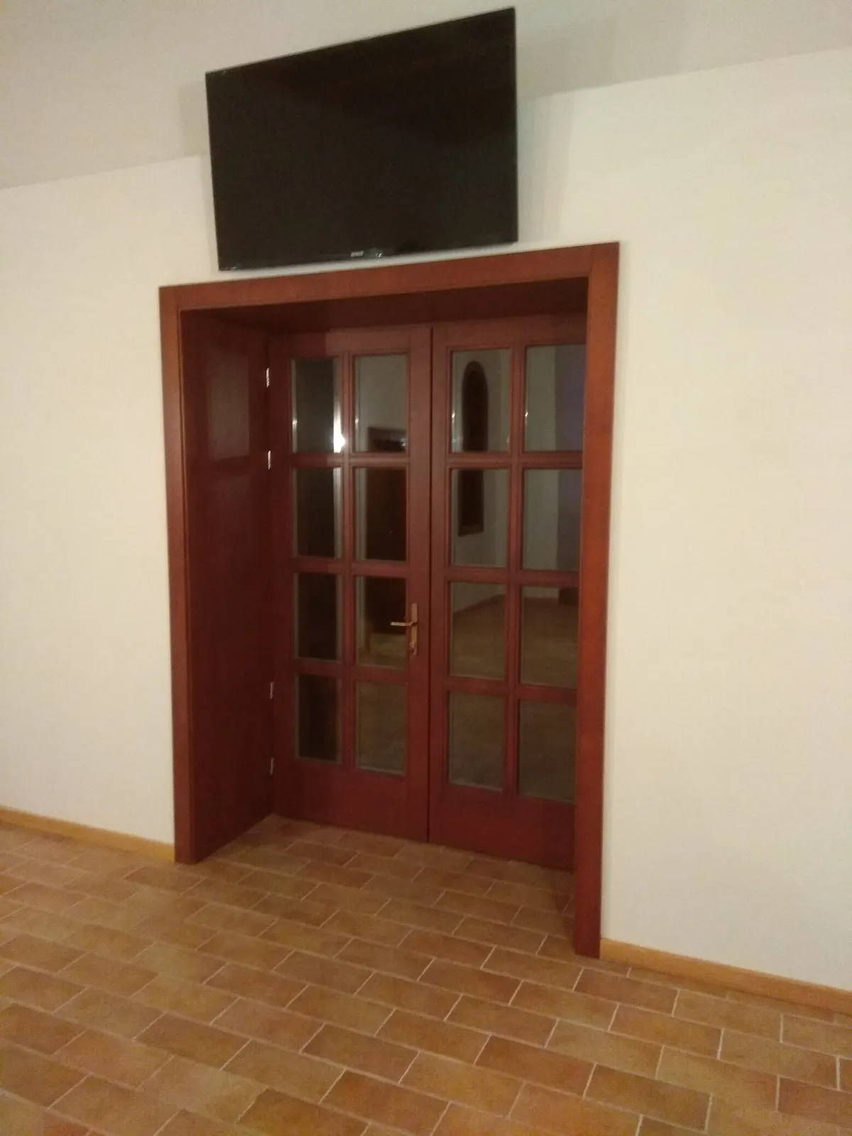 Dvojkrídlové drevené dvere so zasklením