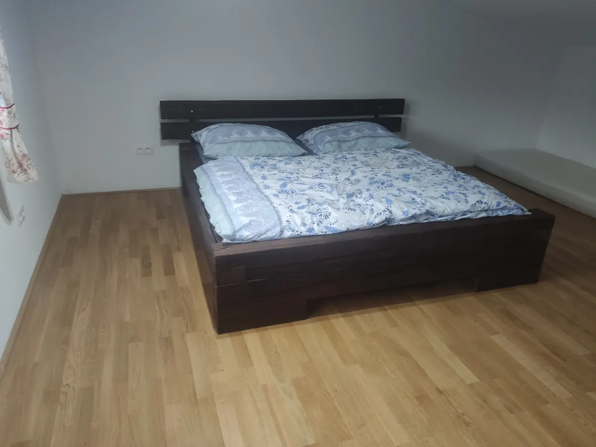Posteľ z masívu
