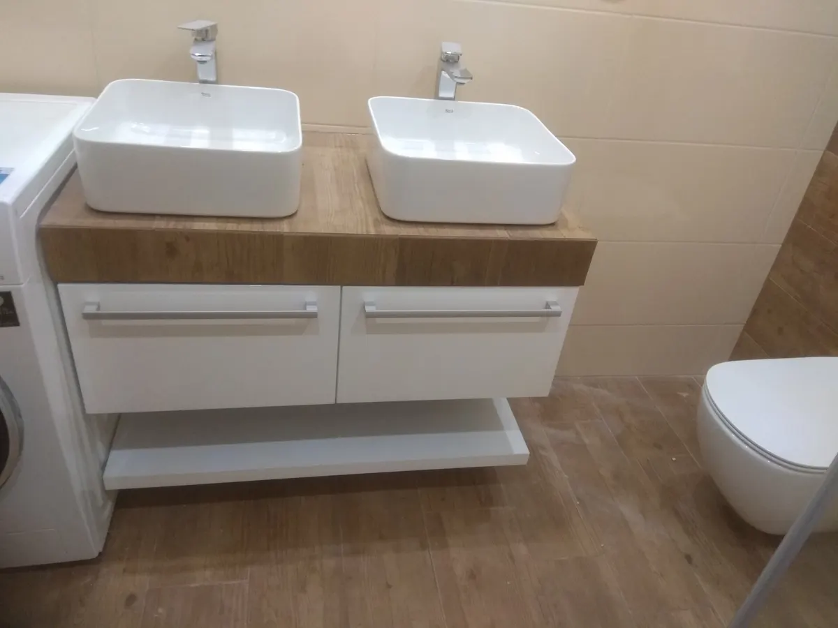 Kúpeľňová skrinka s dvomi umývadlami