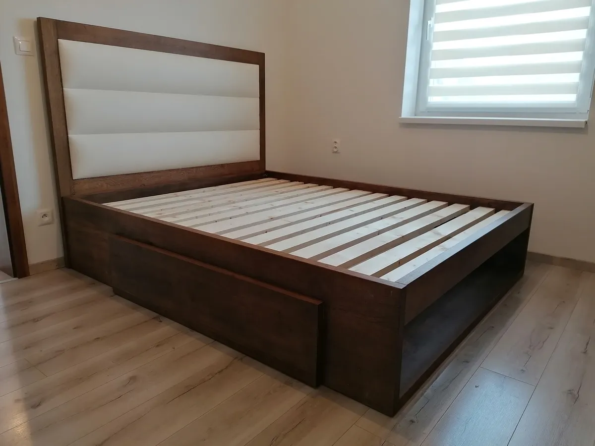 Postel z masívu