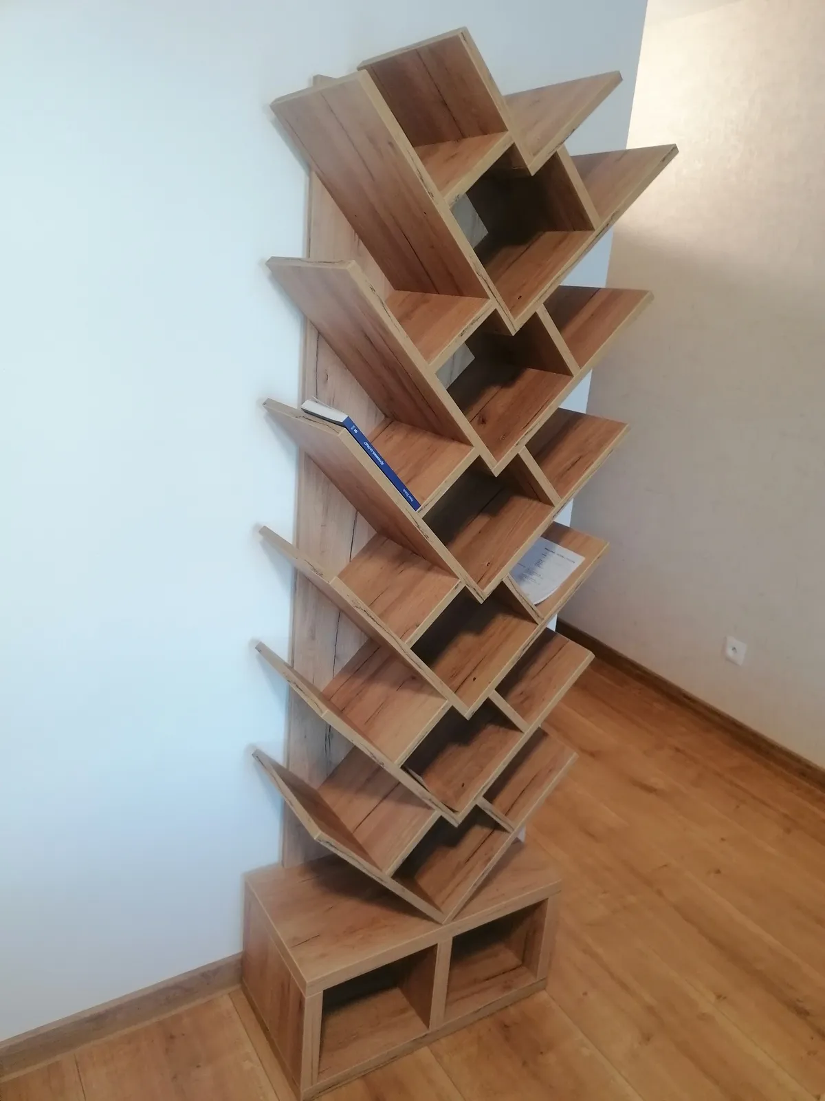 Regál na knihy
