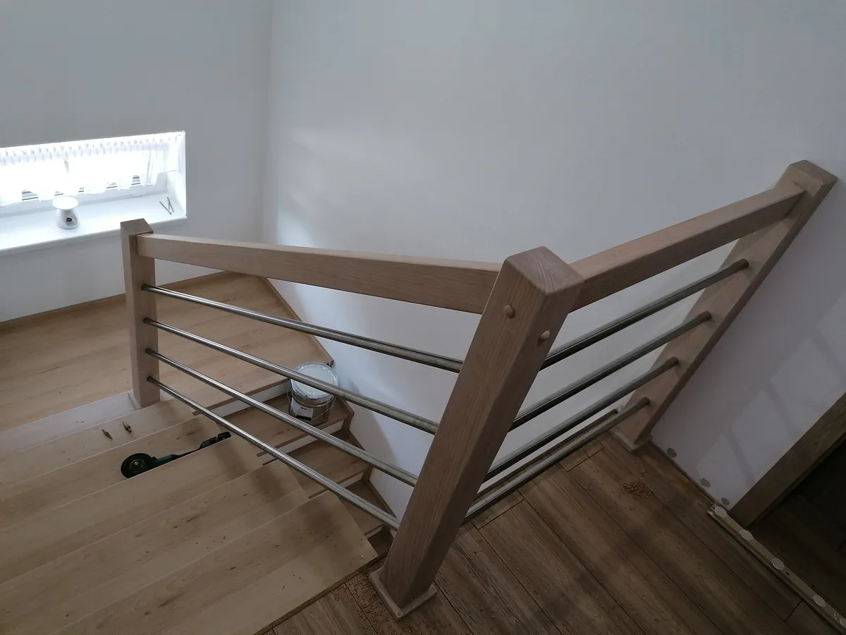 Drevené schodisko so zábradlím