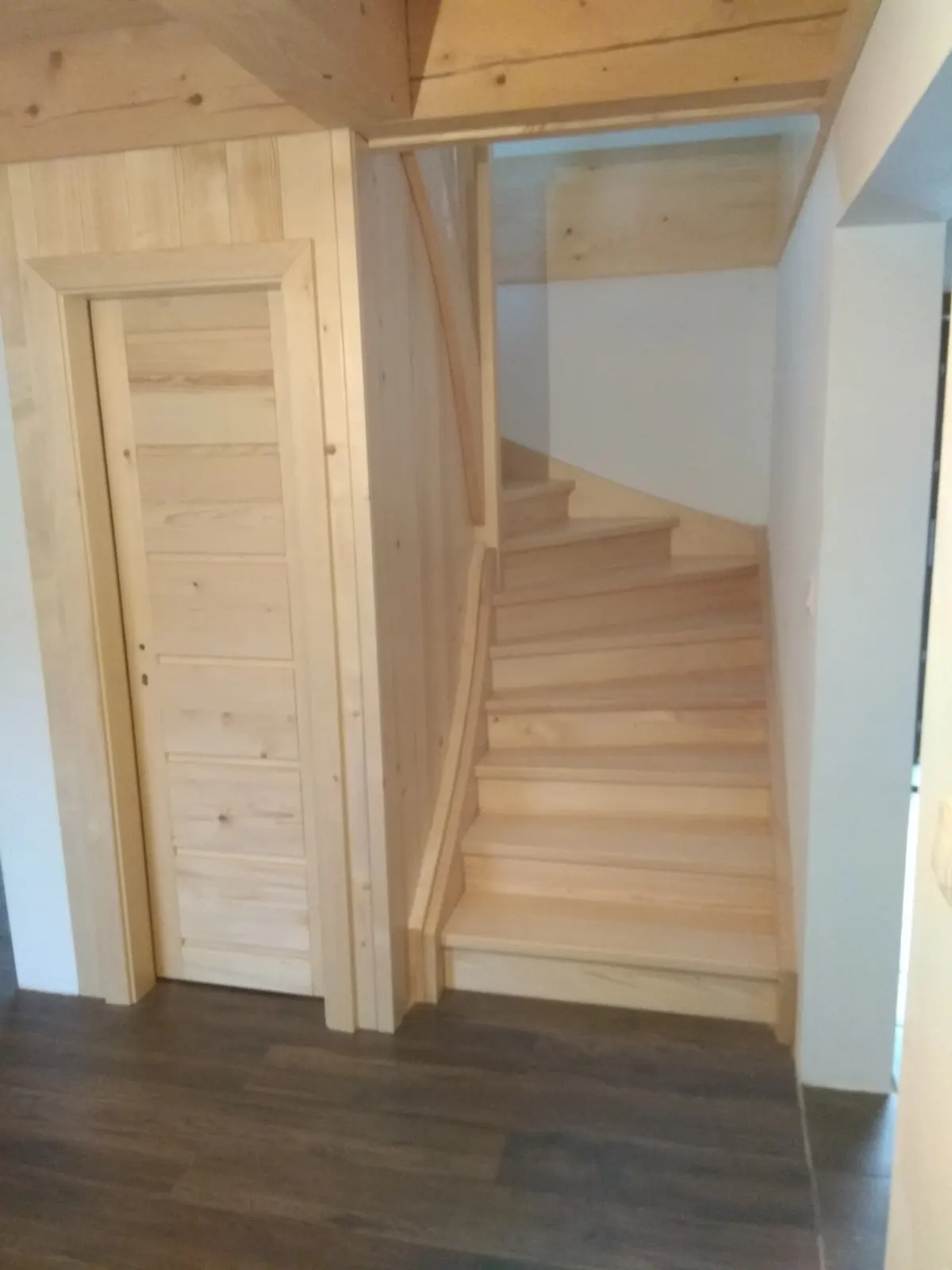 Drevené schodisko s obkladom